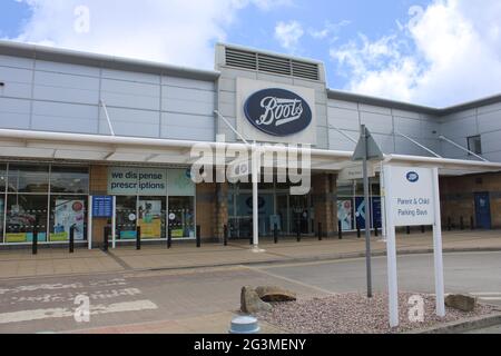 Boots Store vorne mit Eltern und Kind Parkplatz Bay Zeichen UK Stockfoto