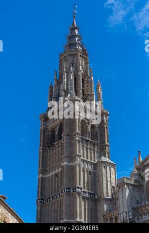 Toledo / Spanien - 05 12 2021: Detaillierte Turmansicht des gotischen Denkmalgebäudes Primatenkathedrale der Heiligen Maria von Toledo Stockfoto