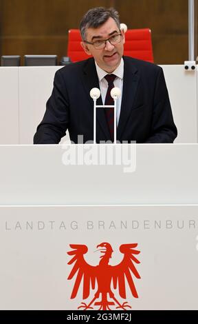 Potsdam, Deutschland. Juni 2021. Andrzej Przylebski, Botschafter der Republik Polen, spricht auf der Landtag-Sitzung während der Feier zum 30. Jahrestag der Unterzeichnung des Deutsch-Polnischen Nachbarschaftsvertrags. Quelle: Bernd Settnik/dpa-Zentralbild/dpa/Alamy Live News Stockfoto