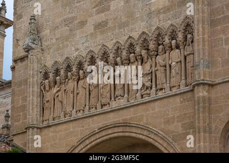 Detailansicht einer erstaunlichen romanischen Skulptur am Kettentor, Fassade der Kathedrale von Cuidad Rodrigo, mit Protagonisten des Alten Testaments... Stockfoto