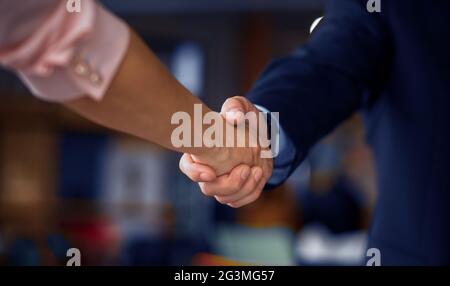 Nahaufnahme der Geschäftspartner die Hände schütteln. Stockfoto