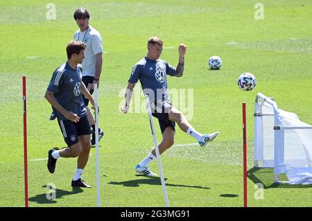 Herzogenaurach, Deutschland. Juni 2021. Fußball: Europameisterschaft, Nationalmannschaftstraining. Bundestrainer Joachim Löw (o) beobachtet Thomas Müller (l) und Toni Kroos beim Zug. Quelle: Federico Gambarini/dpa/Alamy Live News Stockfoto