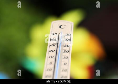Thermometer shows high temperatures on a hot summer day. Stockfoto