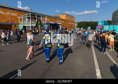 Saint-Petersburg, Russland - 12. Juni 2021: Zwei Sanitäter im Einsatz in einer Straße Fan-Zone unter der Menge bei der Fußball-Europameisterschaft 2020 Stockfoto