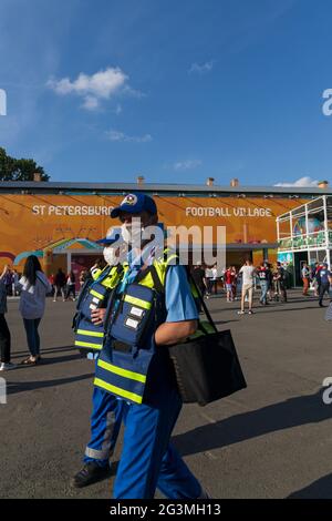 Saint-Petersburg, Russland - 12. Juni 2021: Zwei Sanitäter im Einsatz in der Fanzone bei der Fußball-Europameisterschaft 2020 Stockfoto