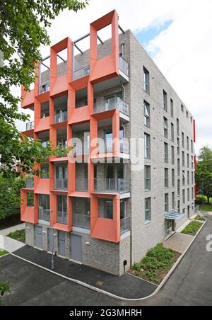 Desticative, orangefarbene, glasverstärkte Zementplatten (GRC) auf einem neu erbauten Block von Local Authority Apartments in Hackney, London, Großbritannien Stockfoto