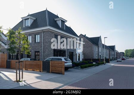 Niederländisches Vorburbangebiet mit modernen Einfamilienhäusern, neu erbautes modernes Einfamilienhaus in den Niederlanden, niederländisches Einfamilienhaus, Mehrfamilienhaus. Niederlande Stockfoto