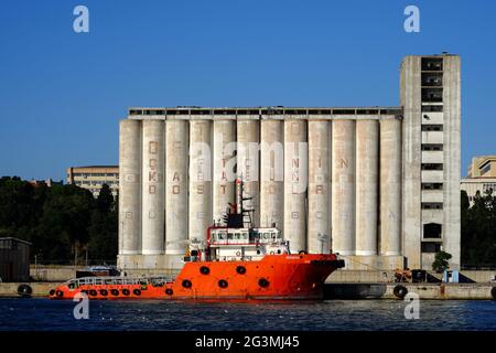 Schiff vor einem Hafen-Silo Stockfoto