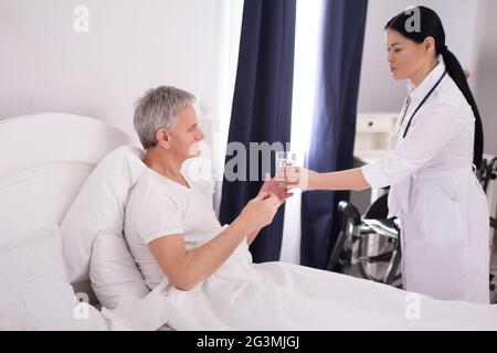 Krankenschwester, die Medikation. Stockfoto