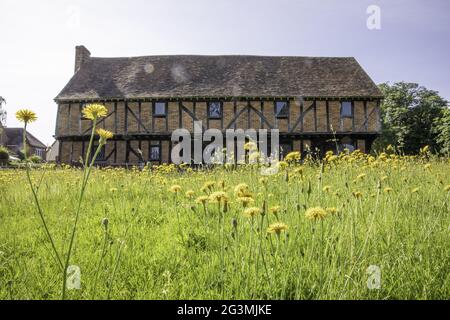 BEDFORD, VEREINIGTES KÖNIGREICH - 14. Jun 2021: Die Moot Hall aus dem 15. Jahrhundert im Dorf Elstow, Bedfordshire. Dies war der Geburtsort von Jo Stockfoto