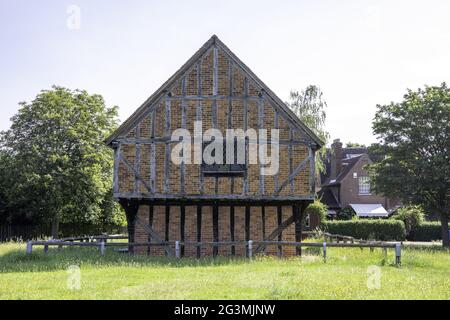 BEDFORD, VEREINIGTES KÖNIGREICH - 14. Jun 2021: Die Moot Hall aus dem 15. Jahrhundert im Dorf Elstow, Bedfordshire. Dies war der Geburtsort von Jo Stockfoto