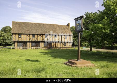 BEDFORD, VEREINIGTES KÖNIGREICH - 14. Jun 2021: Die Moot Hall aus dem 15. Jahrhundert im Dorf Elstow, Bedfordshire. Dies war der Geburtsort von Jo Stockfoto