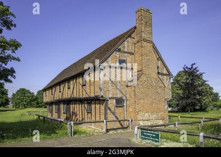 BEDFORD, VEREINIGTES KÖNIGREICH - 14. Jun 2021: Die Moot Hall aus dem 15. Jahrhundert im Dorf Elstow, Bedfordshire. Dies war der Geburtsort von Jo Stockfoto