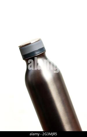 Wasserflasche aus Edelstahl mit Thermoskanne, isoliert auf weißem Hintergrund. Gunmetal-Farbe. Stockfoto