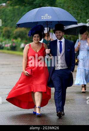 Rennfahrer kommen vor dem dritten Tag von Royal Ascot auf der Rennbahn Ascot an. Bilddatum: Donnerstag, 17. Juni 2021. Stockfoto