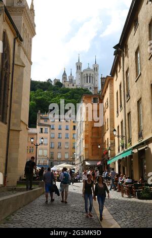 FRANKREICH RHONE (69) LYON. OLD LYON, GASSE, BLICK AUF NOTRE DAME DE FOURVIERE Stockfoto