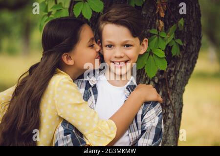 Kleines Mädchen küssen Junge. Stockfoto