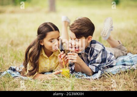 Zwei Kinder Saft trinken zusammen. Stockfoto