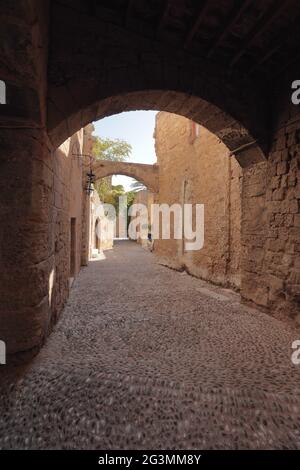 Schmale Straße in der mittelalterlichen Stadt Rhodos, Griechenland Stockfoto