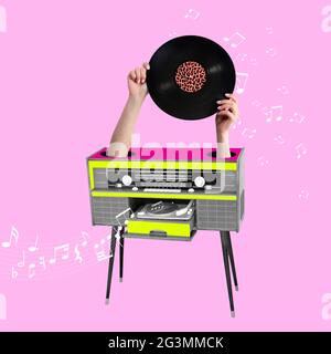 Wie man einen guten Klang macht. Weibliche Hände mit Retro-Vinyl-Schallplatte vor violettem Hintergrund. Musikkonzept. Stockfoto