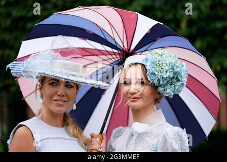 Rennfahrer kommen vor dem dritten Tag von Royal Ascot auf der Rennbahn Ascot an. Bilddatum: Donnerstag, 17. Juni 2021. Stockfoto