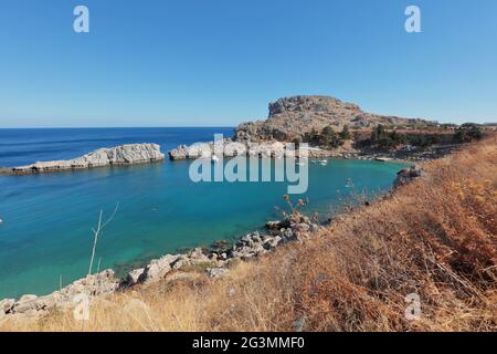 St. Paul's Bay in der Nähe von Lindos, Rhodos Insel, Griechenland. Lindos ist ein beliebtes Touristen- und Urlaubsziel Stockfoto