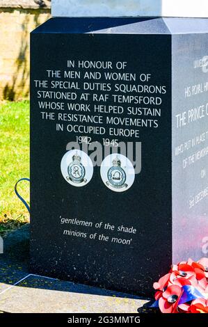 Tempsford, Bedfordshire, Großbritannien. Memorial to Special Operations Executive (SOE) mit Namen von Agenten, die aus dem nahe gelegenen RAF Tempsford abgereist sind Stockfoto