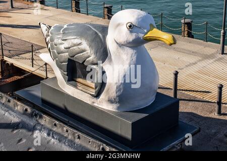 Riesenmöwe auf Reisen, Mobile Möwe Appreciation Society an der Hafenstation Folkestone Stockfoto