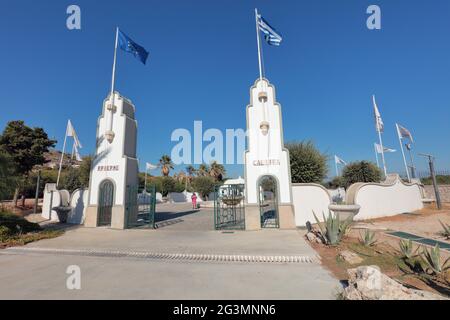 Eingang zu den Kallithea-Quellen, dem restaurierten Gebiet der alten Thermalquellen in der Nähe von Rhodos-Stadt, Rhodos-Insel, Griechenland Stockfoto