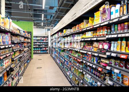 14. Juni 2021 - Neuer Amazon Frischwarenladen in Wood Wharf, Canary Wharf London, UK Stockfoto