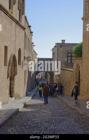 Touristengruppe auf der Straße der Ritter in der Altstadt, der enge Weg von der Innenstadt zum Palast des Großmeisters der Ritter von Rhodos, Griechenland Stockfoto