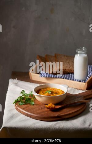 Gebratener Kürbis und Karotten Suppe mit Sahne und Toast auf Holz- Hintergrund. Platz kopieren Stockfoto