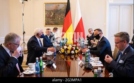 Warschau, Polen. Juni 2021. Der deutsche Bundespräsident Frank-Walter Steinmeier (2. Von links) und der polnische Präsident Andrzej Duda (2. Von rechts) treffen sich mit ihren Delegationen zu Gesprächen in der offiziellen Residenz des polnischen Präsidenten. Präsident Steinmeier ist anlässlich des 30. Jahrestages des deutsch-polnischen Nachbarschaftsvertrags in Warschau, Polen, zu einem eintägigen Besuch. Quelle: Bernd von Jutrczenka/dpa/Alamy Live News Stockfoto