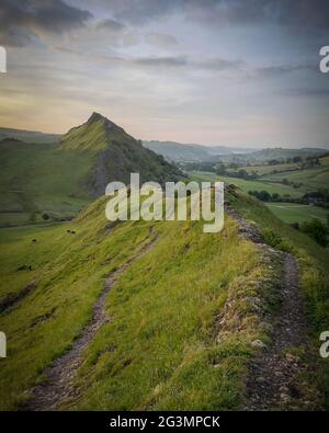 Ein wunderschöner Sonnenaufgang auf dem Chrome Hill im Peak District.die Dragon's Back Range wird oft als die einzigen wahren Gipfel im Peak District bezeichnet Stockfoto