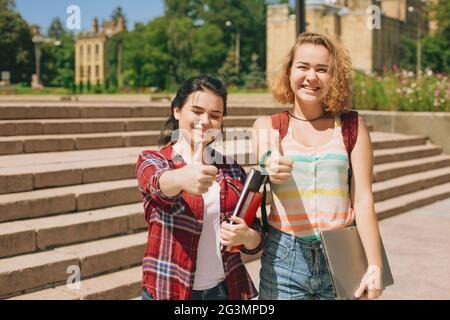 Daumen hoch zwei Glückliche Studenten. Stockfoto