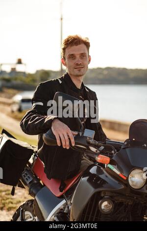 Stattliche Motorradfahrer sitzen auf dem Fahrrad Stockfoto