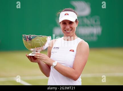 File Photo vom 13-06-2021 von Johanna Konta mit der Trophäe, nachdem sie ihr WTA-Finale gegen Shuai Zhang am 9. Tag der Viking Open im Nottingham Tennis Center gewonnen hatte. Ausgabedatum: Donnerstag, 17. Juni 2021. Stockfoto