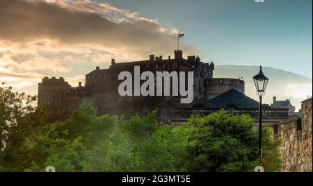 Sonnenuntergang über Edinburgh Castle auf einem erloschenen Vulkan in Edinburgh, Schottland, Großbritannien Stockfoto