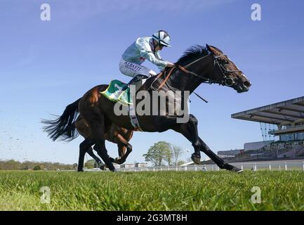 Datei-Foto vom 23-04-2021 von Alenquer mit Tom Marquand auf dem Weg zum Sieg beim bet365 Classic Trial auf der Sandown Park Racecourse. Ausgabedatum: Donnerstag, 17. Juni 2021. Stockfoto