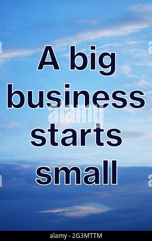 Ein großes Unternehmen beginnt klein. Motivationsgeschäft, Poster, Zitat, Bild. Beginnen Sie Mit Dem Konzept „Think Big“. Inspirierende und motivierende Geschäftszitate. Stockfoto