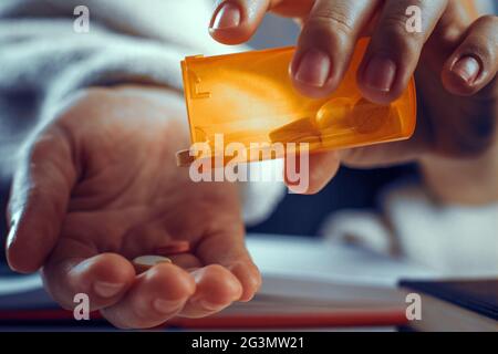 Close up Aussehen der Hände beim Gießen die Pillen aus der Flasche. Stockfoto