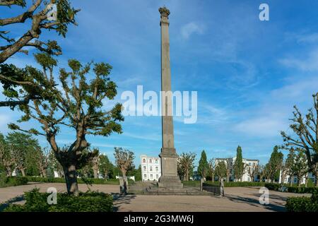 Der historische Zirkusplatz in Putbus auf Rügen mit Obelisk Stockfoto