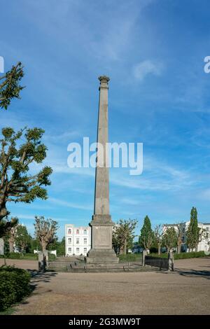 Der historische Zirkusplatz in Putbus auf Rügen mit Obelisk Stockfoto