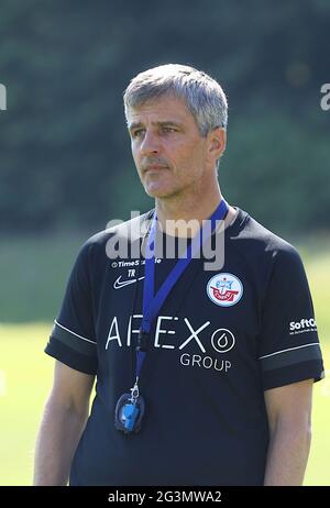 17. Juni 2021, Mecklenburg-Vorpommern, Rostock: Fußball: 2. Bundesliga - Trainingsstart für den FC Hansa Rostock. Trainer Jens Härtel steht beim ersten Training der neuen Saison auf dem Trainingsplatz. Foto: Danny Gohlke/dpa Stockfoto