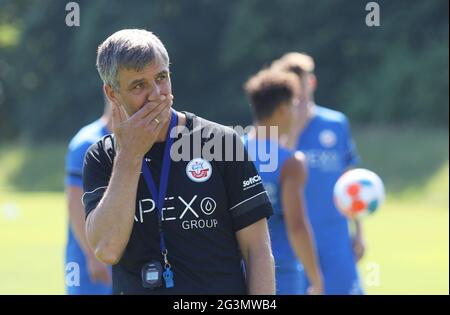 17. Juni 2021, Mecklenburg-Vorpommern, Rostock: Fußball: 2. Bundesliga - Trainingsstart für den FC Hansa Rostock. Trainer Jens Härtel steht beim ersten Training der neuen Saison auf dem Trainingsplatz. Foto: Danny Gohlke/dpa Stockfoto