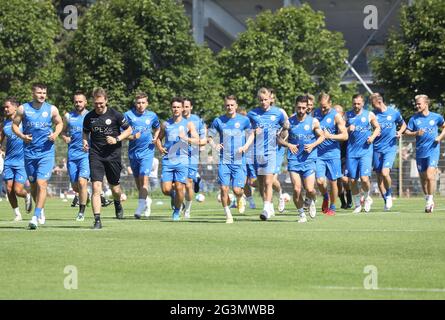 17. Juni 2021, Mecklenburg-Vorpommern, Rostock: Fußball: 2. Bundesliga - Trainingsstart für den FC Hansa Rostock. Beim ersten Training der neuen Saison laufen die Spieler des FC Hansa Rostock gemeinsam über das Spielfeld. Foto: Danny Gohlke/dpa Stockfoto