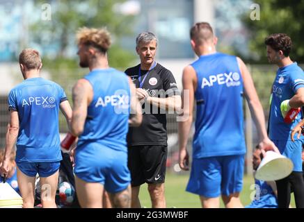 17. Juni 2021, Mecklenburg-Vorpommern, Rostock: Fußball: 2. Bundesliga - Trainingsstart für den FC Hansa Rostock. Trainer Jens Härtel spricht beim ersten Training der neuen Saison mit den Spielern. Foto: Danny Gohlke/dpa Stockfoto