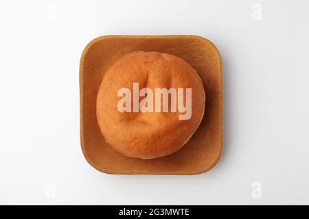 Malasada portugiesischer hawaiischer Donut auf Teller auf weißem Hintergrund Stockfoto