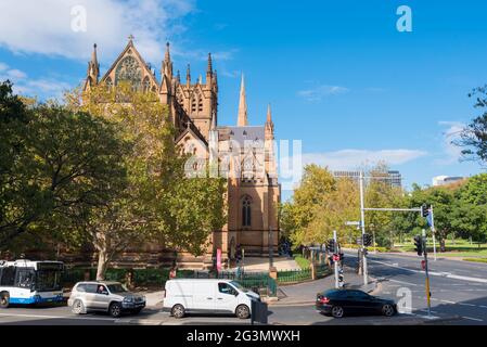 Die Kathedrale der Heiligen Maria ist aus Pyrmont-Sandstein im neugotischen Stil erbaut und hat einen Glockenturm, der über der Kreuzung von Kirchenschiff und Querschiff liegt Stockfoto