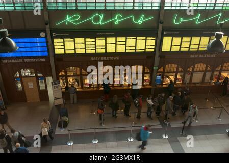 21.10.2018, Breslau, Niederschlesien, Polen - Ticketverkauf für internationale Reisen der PKP Intercity in der Halle des Hauptbahnhofs (Breslau Glowny). 00A Stockfoto